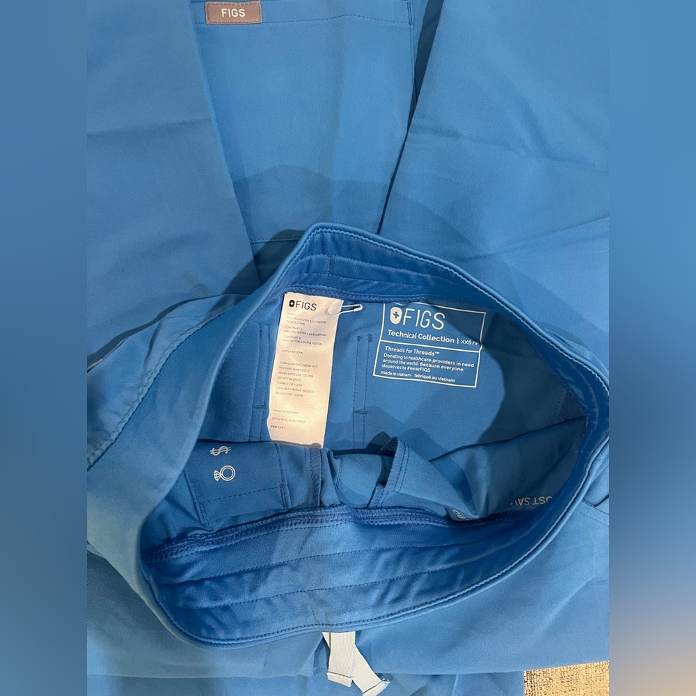 NWT Figs Womens Scrubs Set in Capri Blue (CPB) - Picture 9 of 9